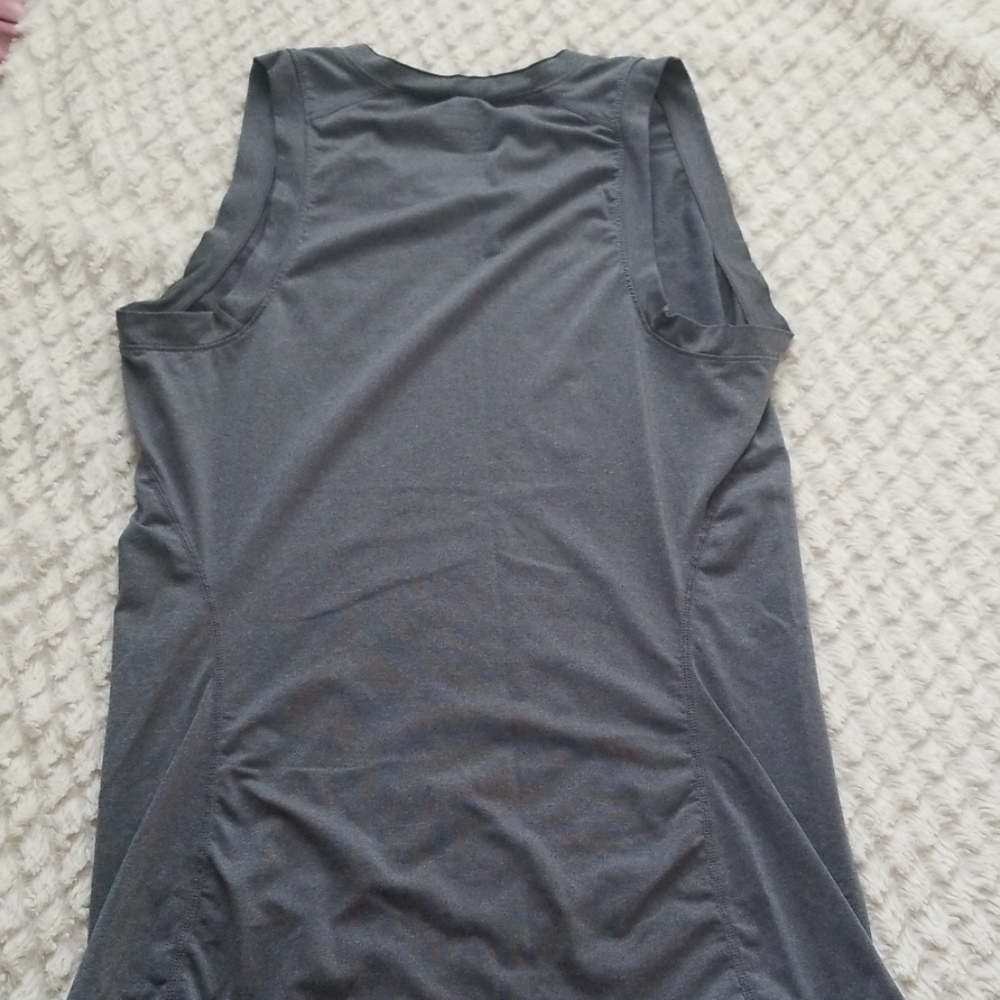 2 women's athletic tank tops - Picture 5 of 8